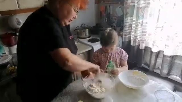 Суп со щавелем и пекем хлеб с внучей смотреть онлайн