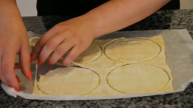 СЛОЕНЫЕ ГАЛЕТЫ С КРИМ ЧИЗОМ И ГОЛУБИКОЙ