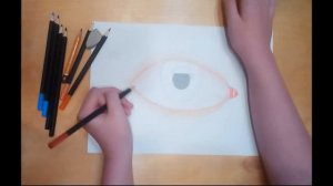Рисую глаз цветными карандашами.