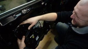 Заклинила дверная ручка и дверь не закрывается? Надо чистить тросы. Фольксваген Пассат ( Passat B6