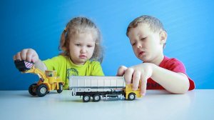 Дети играют в машинки убирают фасоль. МанкиИгры#48