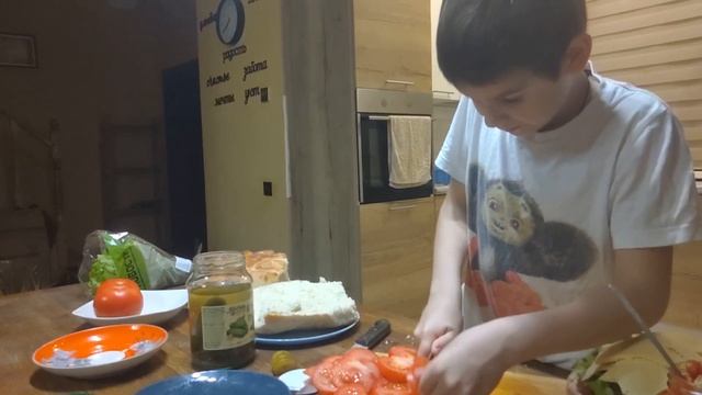 Фудблогер Василий. Делаю 2 больших бургера.