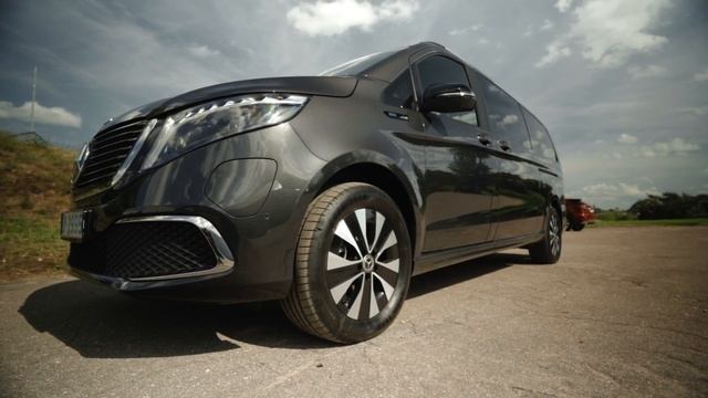 Мерседес на батарейках ... EQV 300 смотреть онлайн