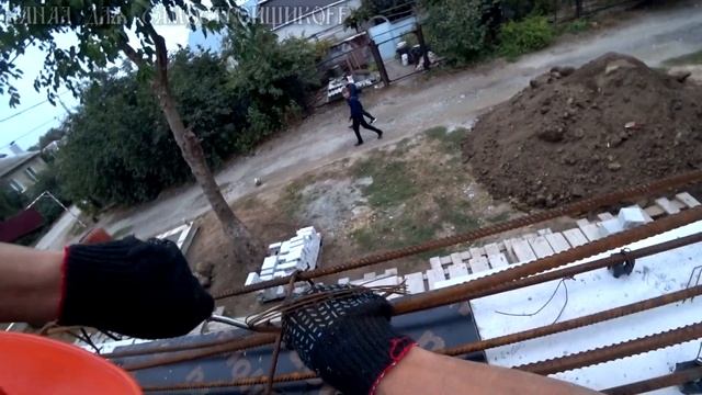 СТРОИТЕЛЬСТВО НА КАРАНТИНЕ? КАК СДЕЛАТЬ ОПАЛУБКУ ДЛЯ МОНОЛИТНОГО ПОЯСА СВОИМИ РУКАМИ!ВЯЗКА АРМАТУРЫ смотреть онлайн