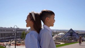 "Встанем" поет дуэт "ВиРа" (Вильдан и Рамина)