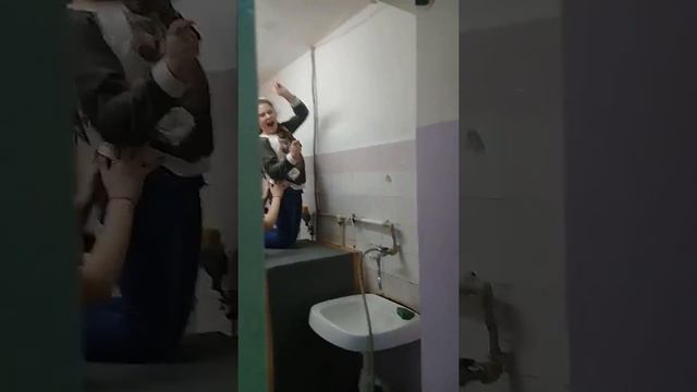 2 подруги поспорили вдруг