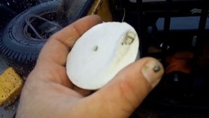 высушивать гипсовую форму и выплавляю парафиновую модель двигателя.