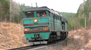 2ТЭ116-342 с грузовым поездом и приветливой бригадой преодолевает подъем