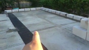 Укладка первого ряда газоблока.