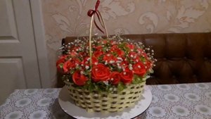 Торт в виде корзины с цветами . торт корзина с розами и гипсофила .