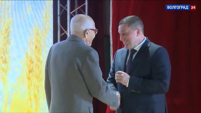 Писатель Борис Екимов стал почетным гражданином Волгоградской области смотреть онлайн