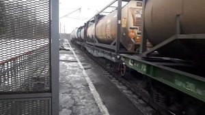 Товарняк мчится аж платформа ходит ходуном