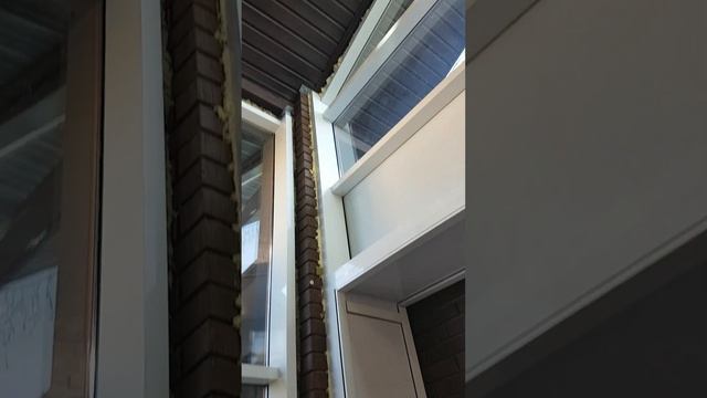 Остекление алюминиевым фасадом, который соединяет два здания смотреть онлайн