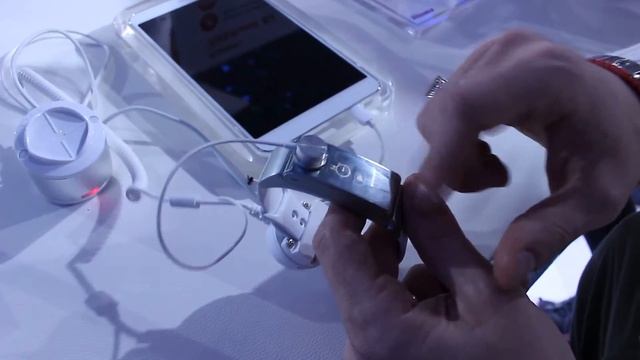 MWC 2015: Huawei TalkBand B2 by GizChina.it смотреть онлайн
