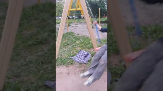 Как правильно качаться на цепочных качелях