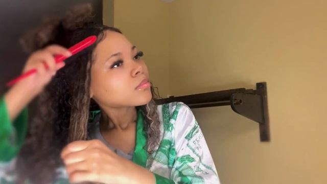 Half up half down curly hairstyle #curlyhair #hairstyle смотреть онлайн