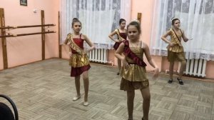 Танец «Новогодние игрушки»