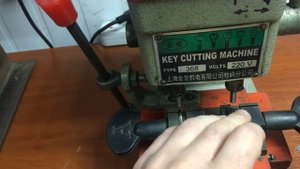 Станок вертикально-фрезерный для изготовления ключей типа Mul-T-Lock