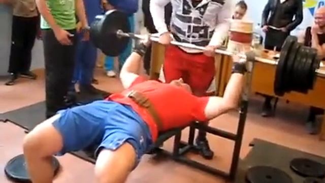 Жим лёжа 180 кг при собственном весе 100 кг от Мастера Спорта.Моя сила в прошлом!Возвращаться?) смотреть онлайн