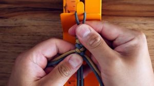 4 Strand Round Braid Knot and Loop Paracord Bracelet Tutorial