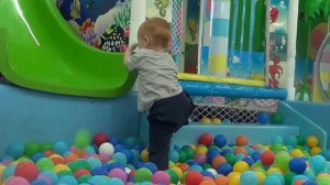 Играем,ползаем в  ДЕТСКОЙ КОМНАТЕ В ТОРГОВОМ ЦЕНТРЕ И 20000 ТЫС ШАРИКОВ ВЕСЕЛО!!!