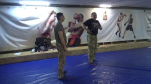 Принципы безоружной защиты от распространённых ударов ножом . Объяснение. Учебная работа!