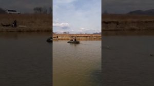 Неизвестные ловят рыбу бреднем, перегородив почти всю реку Петровку