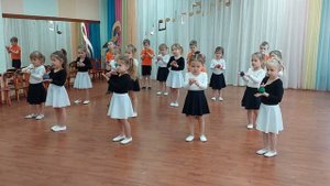 Танец с клубочками, млд. гр. Детский сад 21 "Алёнка" г. Гурьевск