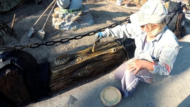 покраска бордюра . в виде старого бревна с гобленской ковкой из цемента. смотреть онлайн