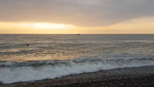 Привет родным местам - Макеевке с пляжа "Морской бриз" Лазаревское,Сочи. Погода, море в октябре 202 смотреть онлайн