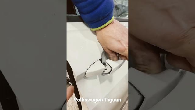 Volkswagen Tiguan Снять ручку двери . Volkswagen Tiguan Remove the door handle.