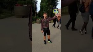 Очень быстро говорит