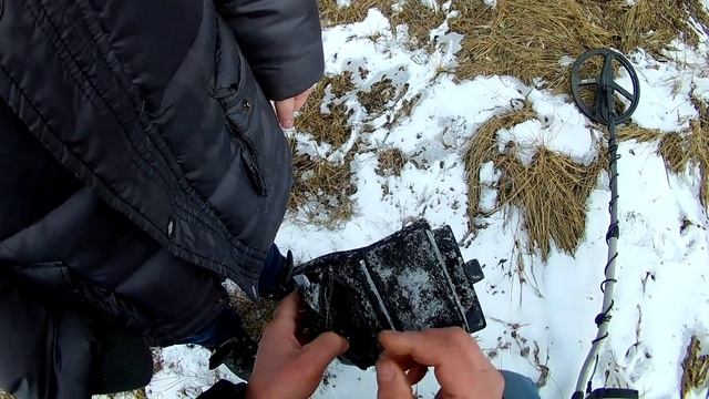 У Михаила ШОК - искали ключи и НАШЛИ КОШЕЛЕК.Поиск металлоискателем Rutus Alter71 в минус 10 мороза