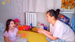 йога с мамой Ника учит маму становиться на мостик