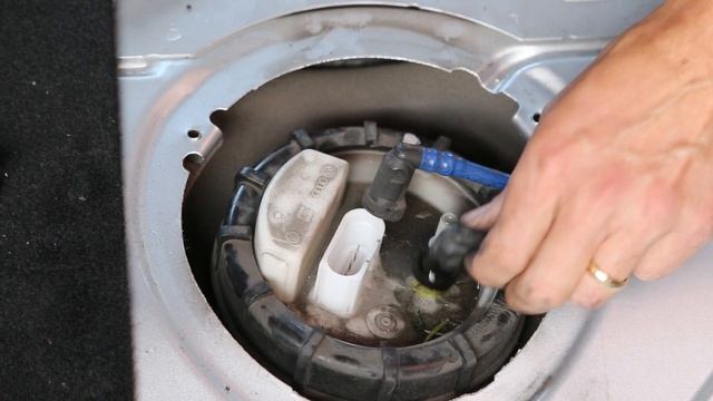 How to Empty Fuel Tank from VW Golf/Passat/Jetta - Steps to Drain/Remove Petrol/Gas/Diesel car смотреть онлайн