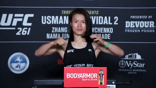 Zhang Weili and Rose Namajunas - Official Weigh-ins - (UFC 261: Usman vs. Masvidal 2) - /r/WMMA смотреть онлайн