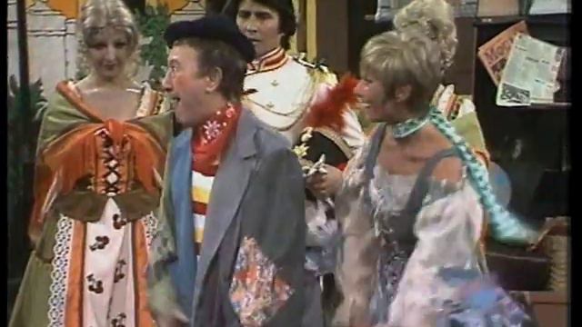 erminio macario e sandra mondaini in e tu biondina смотреть онлайн