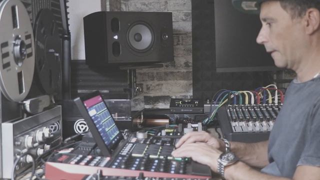 Hip Hop Jazzy in AKAI MPC X смотреть онлайн