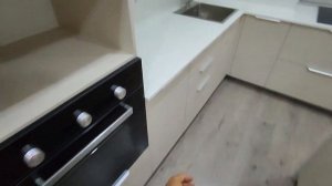 Угловая кухня с небольшим островом