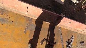 Привариваем рельсу к кромке ножа погрузчика.
