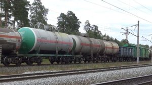 Электровоз ЭП1М-590 с пассажирским поездом и электровоз ВЛ80С-1267 с грузовым поездом