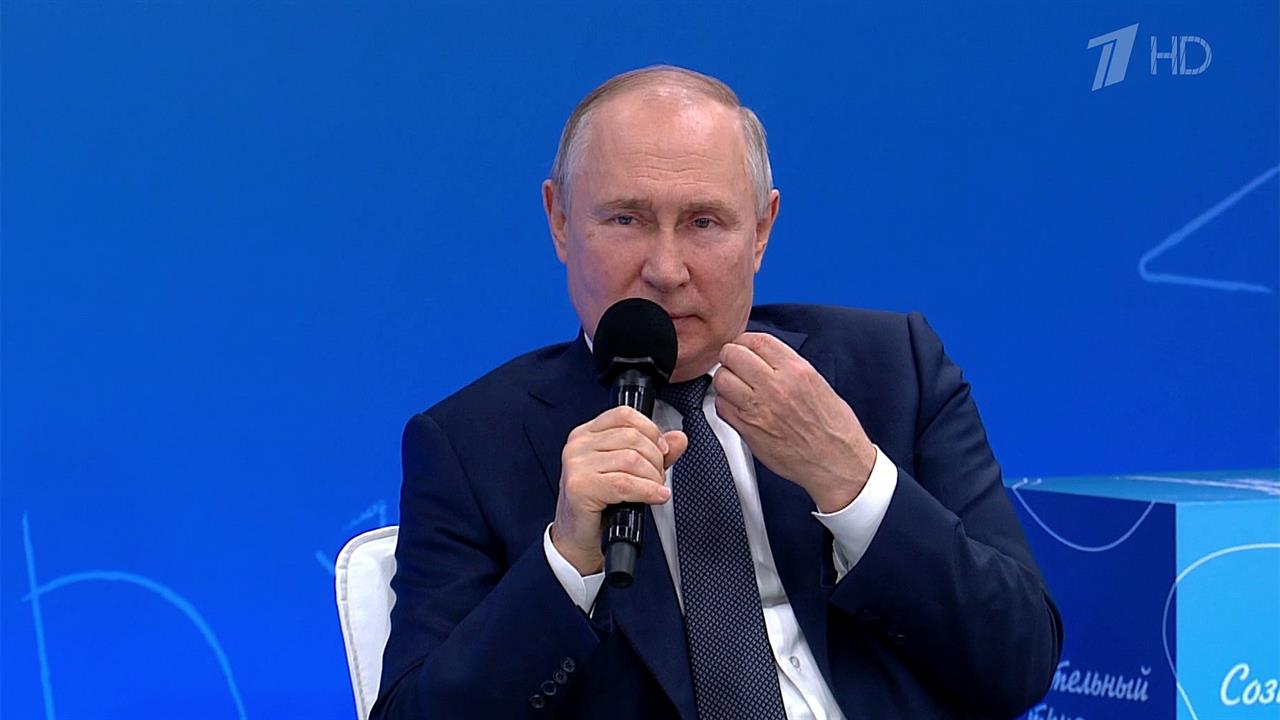 Владимир Путин провел для нескольких десятков школьников урок "Разговоры о важном"