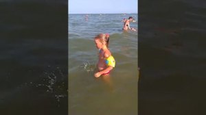 Любаша научилась лежать на воде на спине