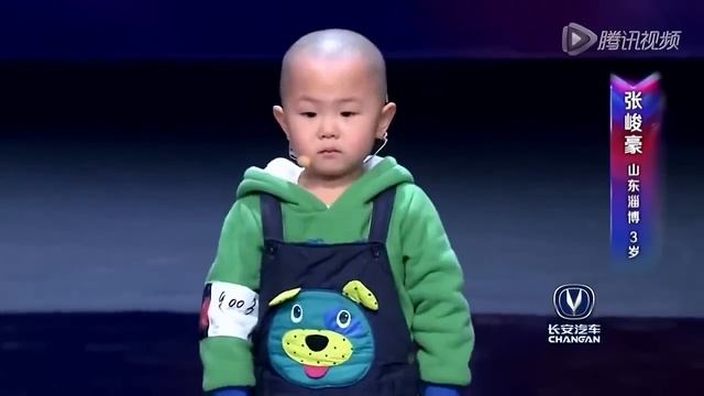Малыш танцует на шоу...Adorable boy is very happy to dance!