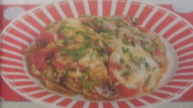 Шампиньоны с помидорами и сыром.