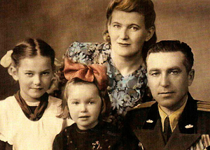 Редкие детские фото советских актеров со своими родителями. Часть 3
