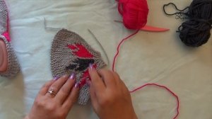 Красивые тапочки из остатков ниток. Вяжем правый тапочек