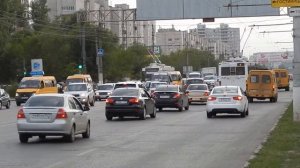 Поток машин движется безостановочно по Первой Продольной магистрали, Волгоград, Спартановка