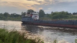 Нефтерудовоз разогнался в канале