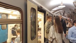 Электропоезд Ока на станции Новослободская